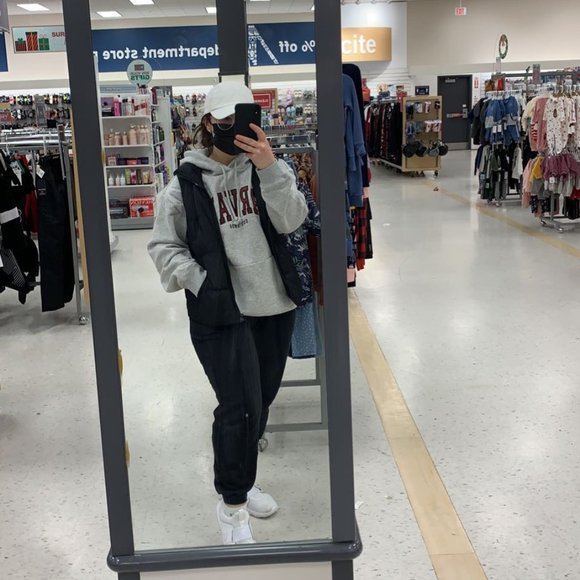 Meet your Posher, Claudia - Picture 1 of 3